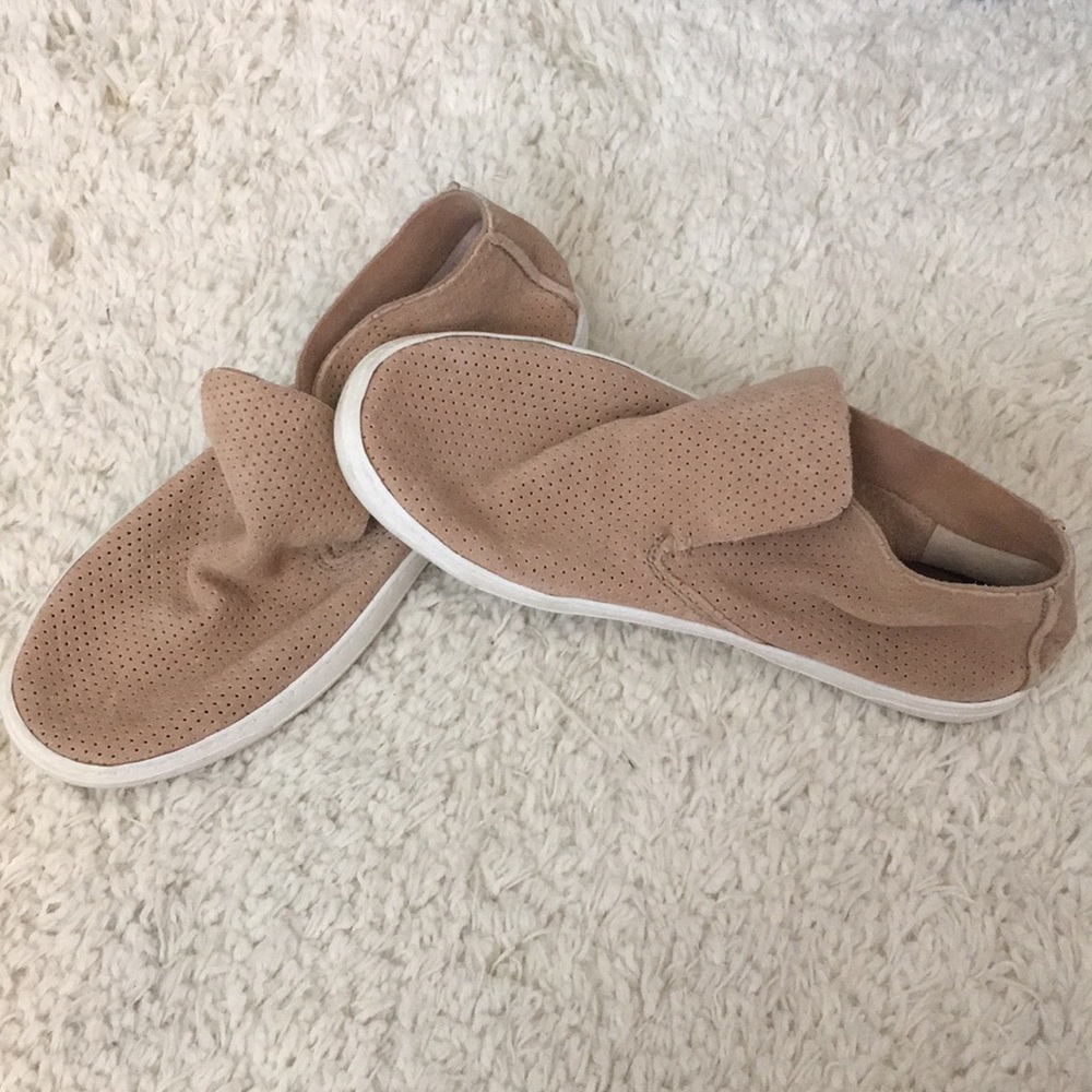 Cream/ tan shoes